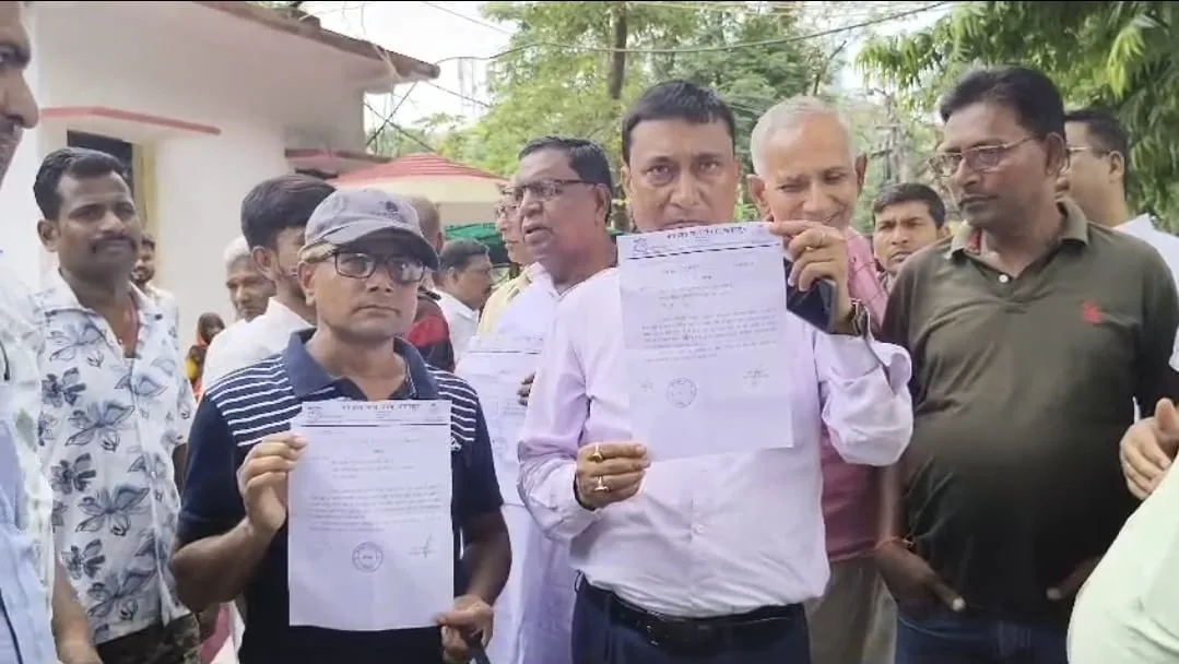 एयरपोर्ट क्षेत्र के 845 मकानों को लेकर बढ़ी चिंता, नोटिस जारी होने के बाद नगर निगम पहुंचे प्रभावित लोग 1 एयरपोर्ट क्षेत्र के 845 मकानों को लेकर बढ़ी चिंता, नोटिस जारी होने के बाद नगर निगम पहुंचे प्रभावित लोग