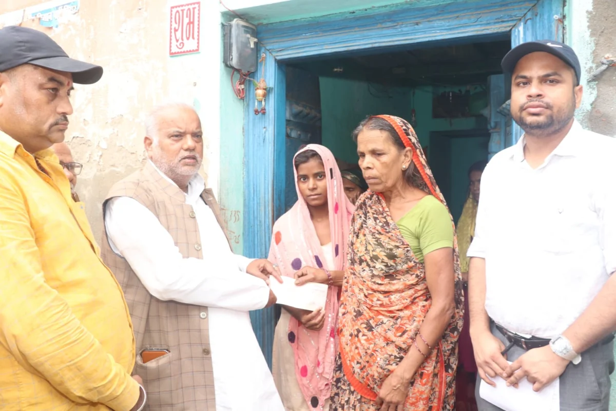 आपदा प्रभावित परिवारों के साथ सरकार खड़ी, बिहारशरीफ में सहायता राशि का चेक सौंपा गया