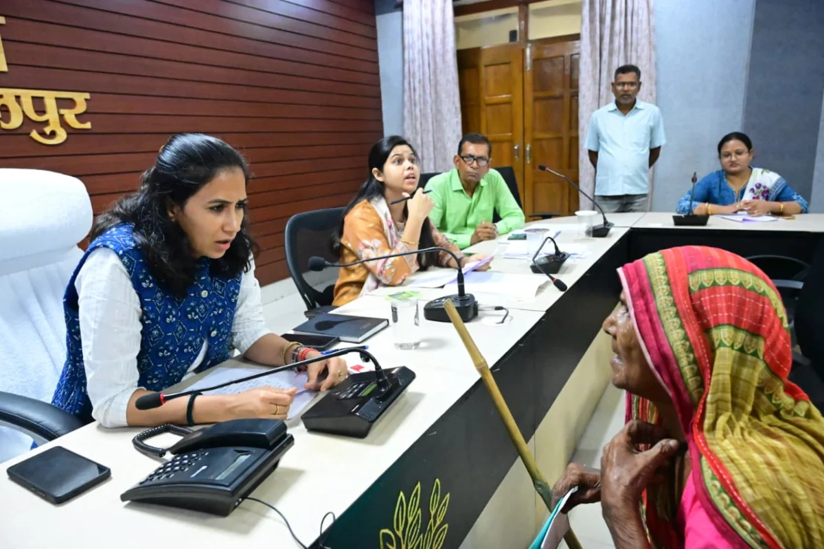 भागलपुर में जनता दरबार में सुनी गईं लोगों की समस्याएं, जिलाधिकारी ने त्वरित समाधान के दिए निर्देश