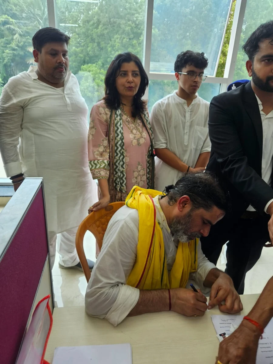 पहली बार चुनावी मैदान में उतरे प्रशांत किशोर, बांकीपुर सीट से भरा नामांकन; हलफनामे में 198 करोड़ की संपत्ति का खुलासा