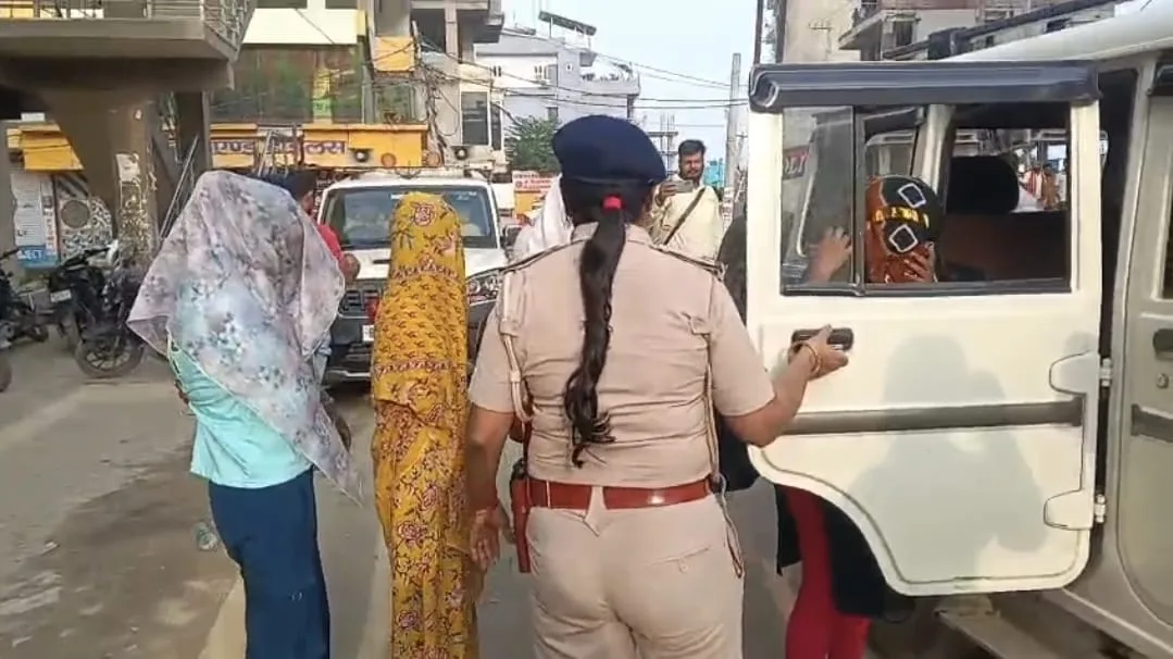 दानापुर के होटल में पुलिस की बड़ी कार्रवाई, संदिग्ध गतिविधियों के मामले में कई लोग हिरासत में