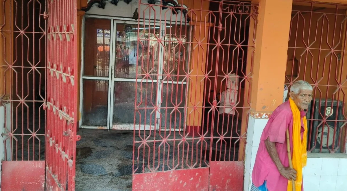 भागलपुर के जगदीशपुर स्थित बजरंगबली मंदिर में चोरी, ताला तोड़कर दानपेटी और कीमती सामान पर हाथ साफ 1 भागलपुर के जगदीशपुर स्थित बजरंगबली मंदिर में चोरी, ताला तोड़कर दानपेटी और कीमती सामान पर हाथ साफ