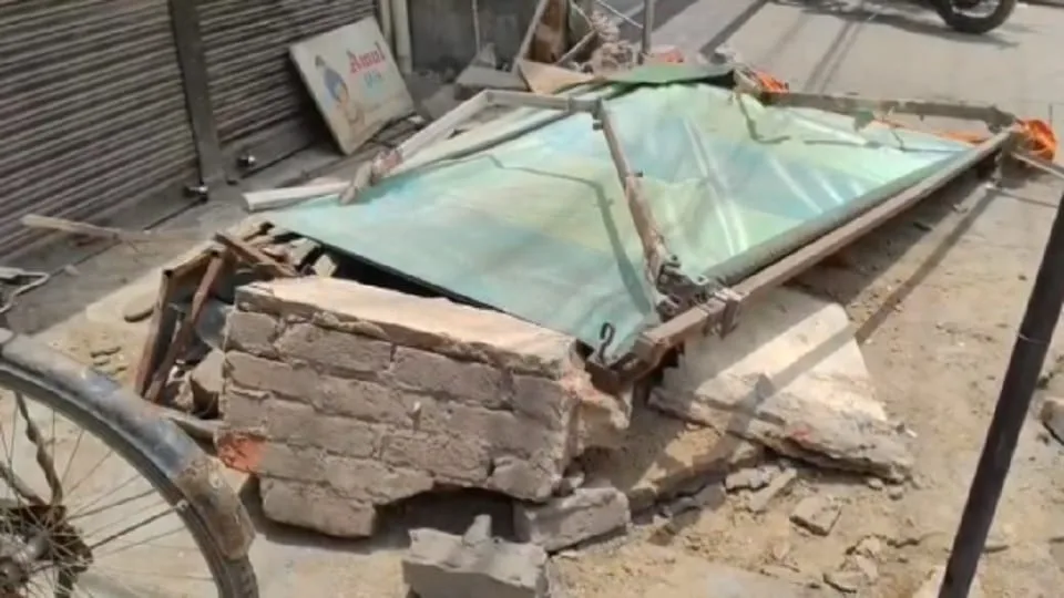 फरीदाबाद में छज्जा गिरने से बिहार के दो युवकों की मौत, धूप से बचने के लिए दुकान के बाहर खड़े थे