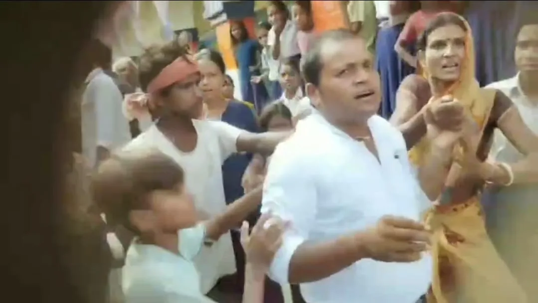 खगड़िया के स्कूल में शिक्षक और ग्रामीणों के बीच विवाद, छात्रा को लेकर हुई घटना के बाद मचा हंगामा