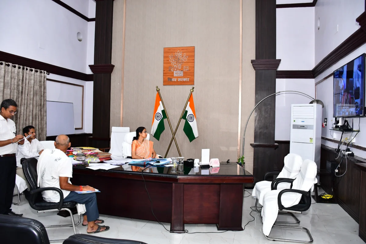 भागलपुर में जनसुनवाई पर प्रशासन का फोकस, जिलाधिकारी ने 11 लोक शिकायत मामलों की खुद की समीक्षा, अधिकारियों को दिए सख्त निर्देश