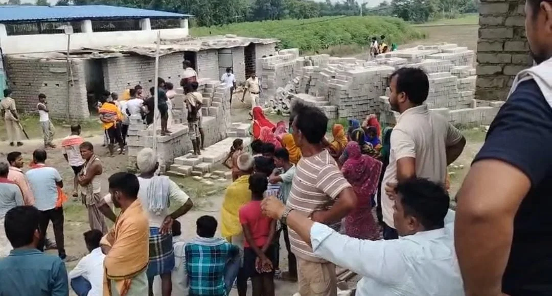 निर्माणाधीन पंचायत सरकार भवन में मुंशी का संदिग्ध हालात में शव मिलने से सनसनी, हत्या की आशंका पर एफएसएल जांच शुरू