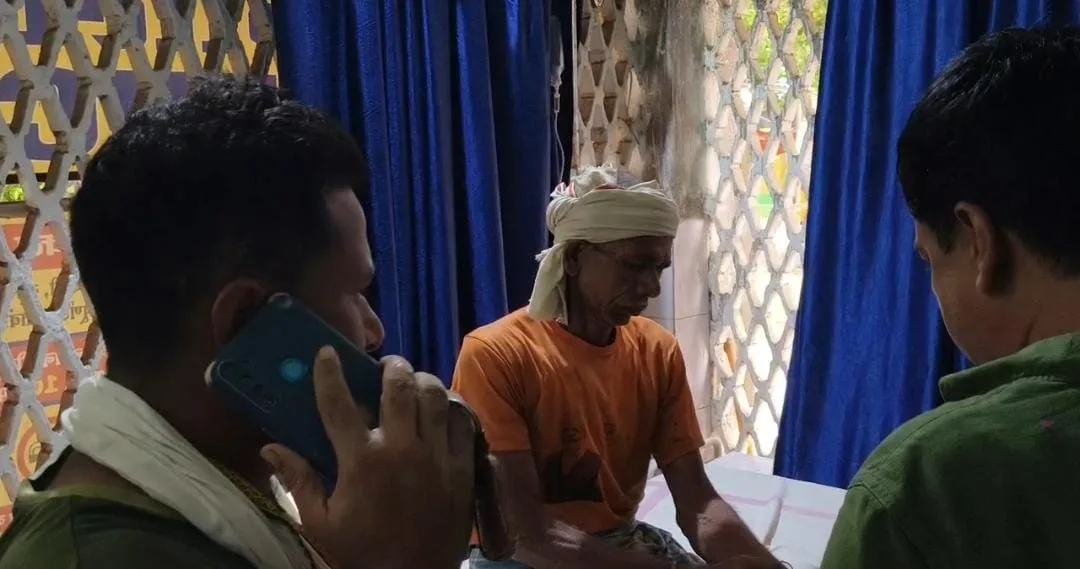 पिता को सांप ने काटा तो बेटे ने दिखाई सूझबूझ, जिंदा सांप को बोतल में बंद कर अस्पताल पहुंचा, देखने वालों की लगी भीड़ 1 पिता को सांप ने काटा तो बेटे ने दिखाई सूझबूझ, जिंदा सांप को बोतल में बंद कर अस्पताल पहुंचा, देखने वालों की लगी भीड़