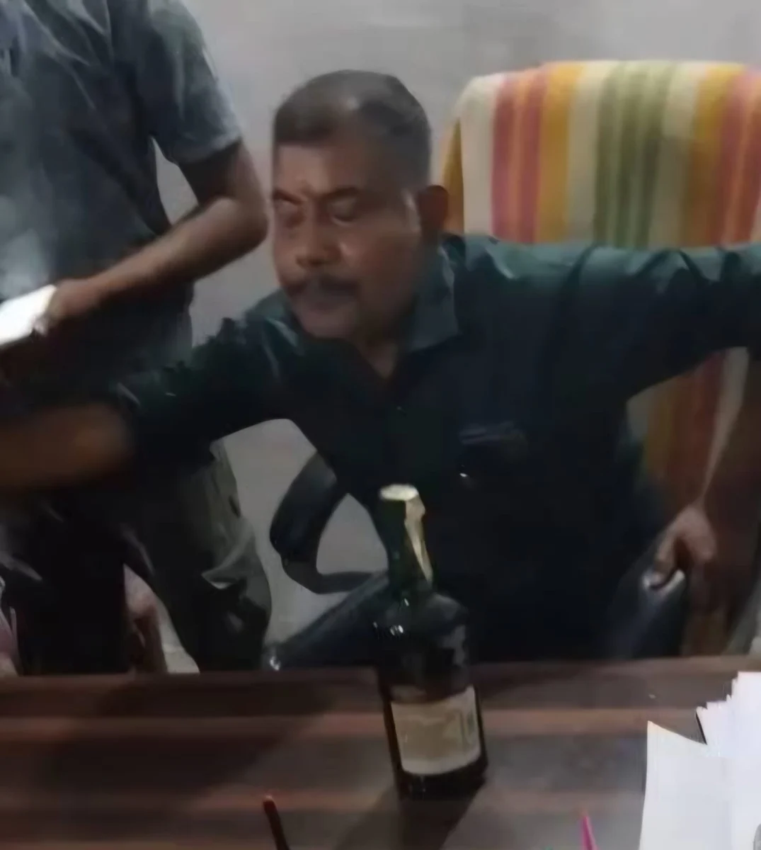 अररिया में एचएम के सामने शराब की बोतल मिलने से बवाल, वायरल वीडियो के बाद प्राथमिकी दर्ज