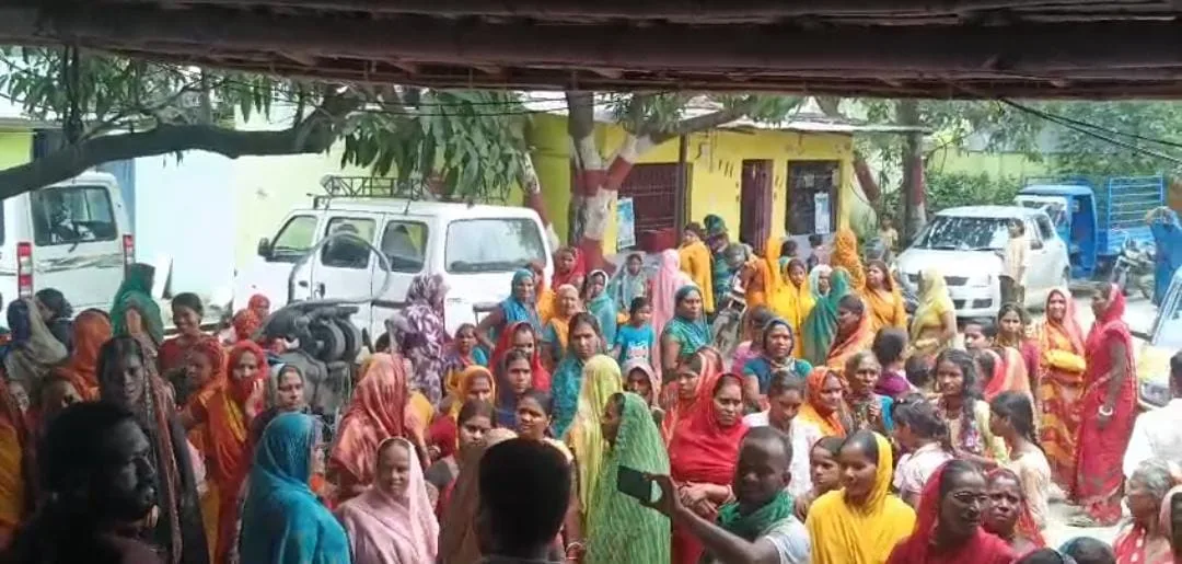 श्रावणी मेले से पहले अजगैबीनाथ धाम में बढ़ी श्रद्धालुओं की भीड़, महिलाओं के सम्मान में साड़ी वितरण कार्यक्रम आयोजित