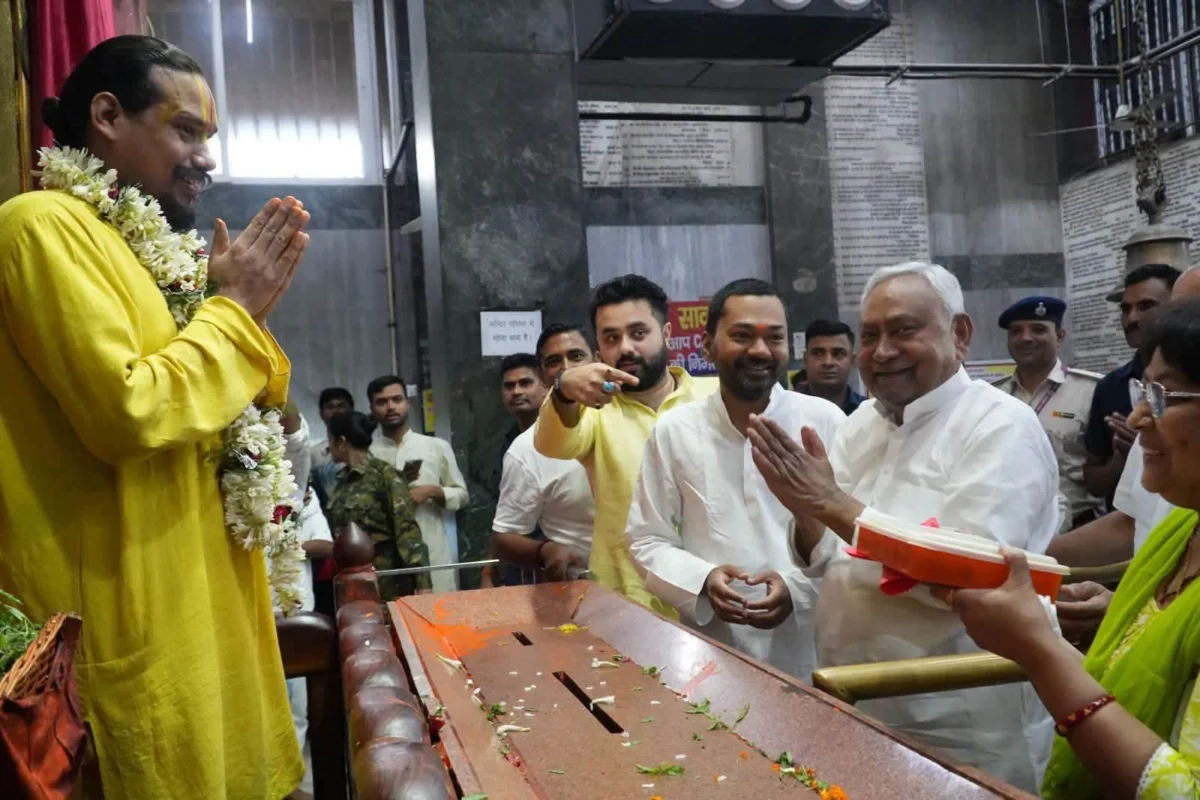 45वें जन्मदिन पर पिता नीतीश कुमार के साथ महावीर मंदिर पहुंचे निशांत कुमार, पूजा-अर्चना के बाद विधानसभा सत्र पर टिकी निगाहें
