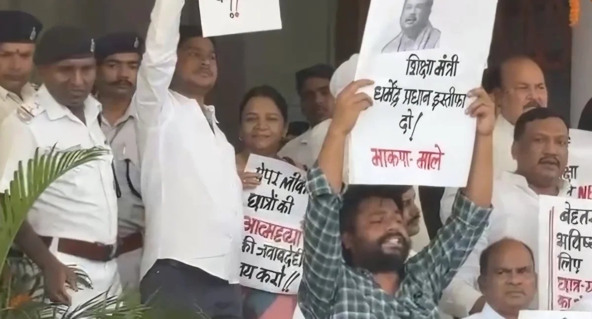 मानसून सत्र के पहले दिन RJD का प्रदर्शन, विधानसभा परिसर में पैदल मार्च कर सरकार को घेरा