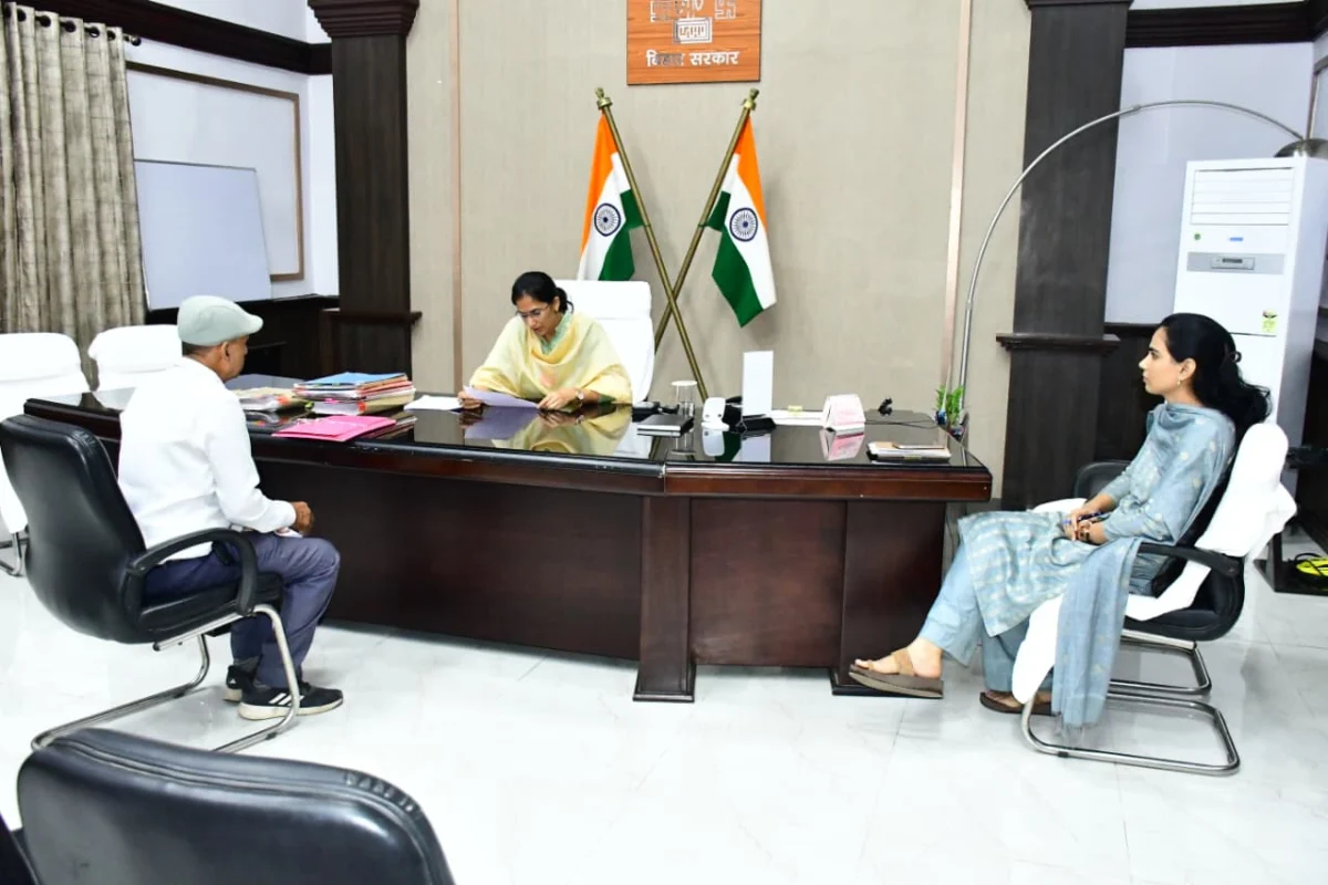 भागलपुर में जनता दरबार में डीएम ने सुनी लोगों की समस्याएं, अधिकारियों को त्वरित कार्रवाई के निर्देश 1 भागलपुर में जनता दरबार में डीएम ने सुनी लोगों की समस्याएं, अधिकारियों को त्वरित कार्रवाई के निर्देश