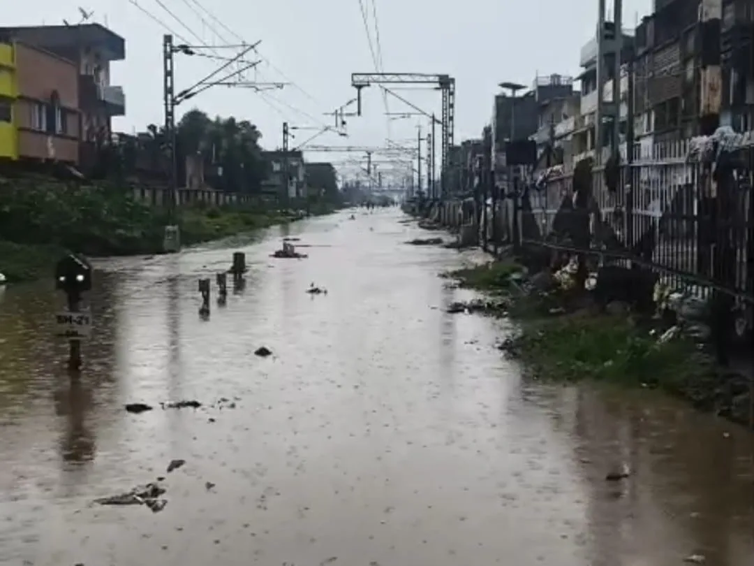 कजरा स्टेशन पर जलभराव से रेल परिचालन प्रभावित, करीब तीन घंटे तक ट्रेनों की रफ्तार थमी