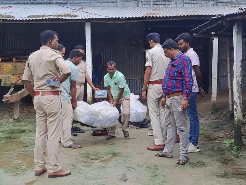 अररिया में पूर्व विधायक के घर से 156 किलो गांजा बरामद, किरायेदार फरार