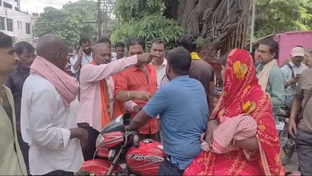 भागलपुर के कचहरी चौक पर प्रेमी संग विवाहिता को लेकर विवाद, बीच सड़क पर हंगामा
