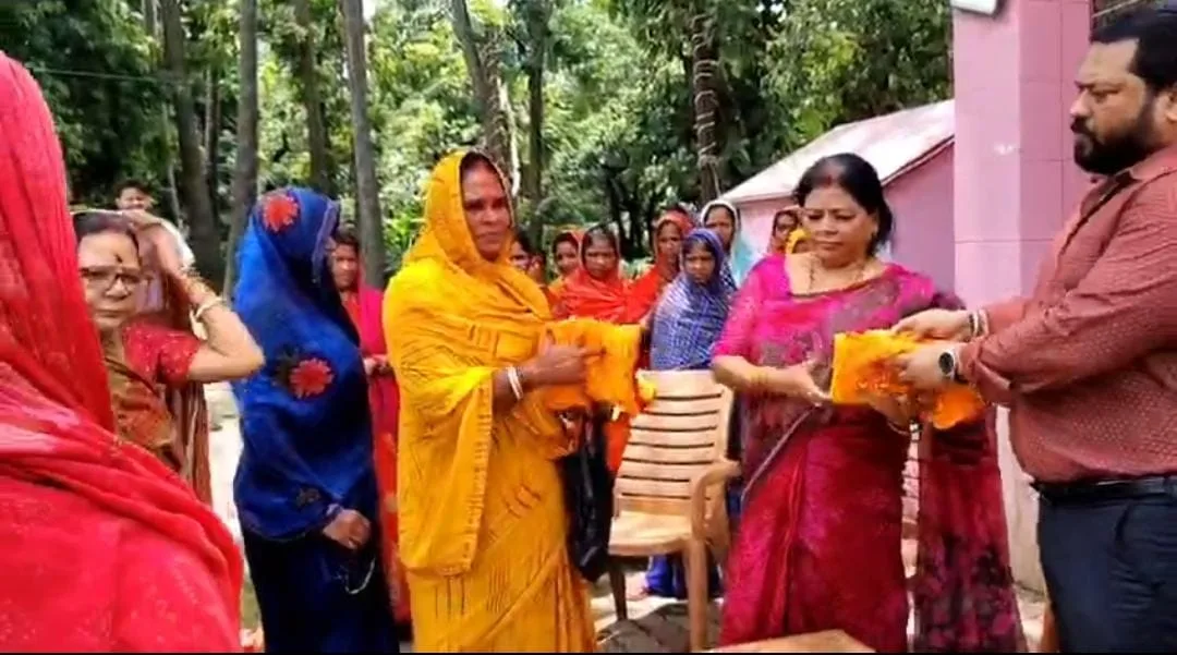 सावन से पहले महिलाओं का सम्मान: जिछो शिव मंदिर परिसर में हजारों महिलाओं के बीच साड़ी वितरण