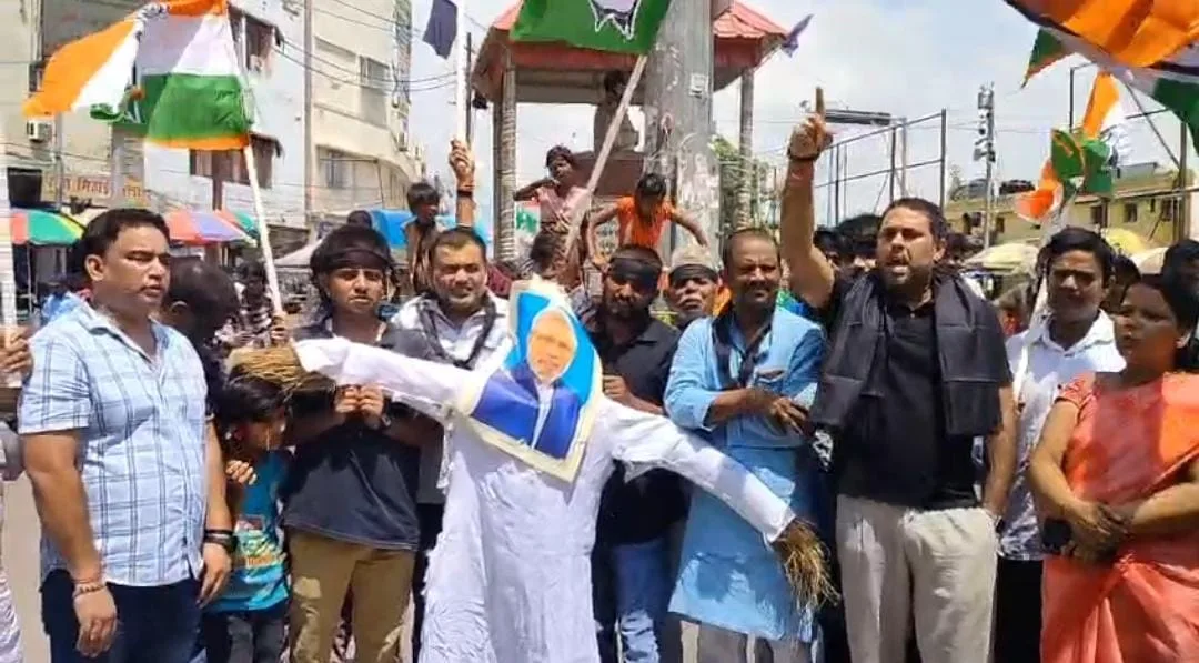 दिल्ली में विपक्षी नेताओं की हिरासत के विरोध में भागलपुर में कांग्रेस का प्रदर्शन, स्टेशन चौक पर फूंका प्रधानमंत्री का पुतला