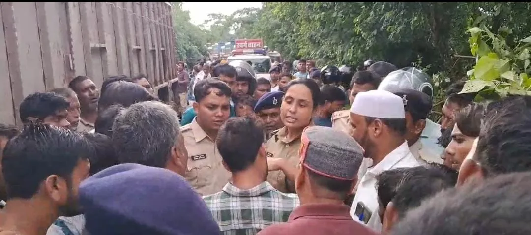 लोदीपुर में तेज रफ्तार ट्रक और बाइक की आमने-सामने टक्कर, महिला की मौके पर मौत, दो लोग गंभीर घायल
