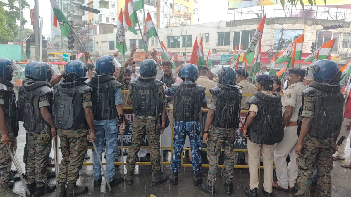 नीट पेपर लीक और छात्रों पर पुलिस कार्रवाई के विरोध में भागलपुर समाहरणालय गेट पर कांग्रेस का प्रदर्शन, शिक्षा मंत्री के इस्तीफे की मांग