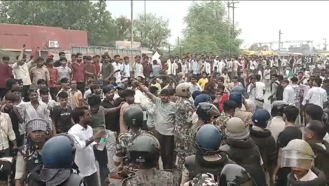 नीट पेपर लीक मामले को लेकर जहानाबाद में छात्रों का उग्र प्रदर्शन, पथराव के बाद पुलिस ने की हवाई फायरिंग