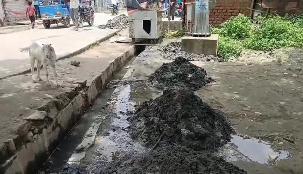 नाला सफाई के दौरान सफाई कर्मी को लगा करंट, बांस के सहारे बचाई गई जान; सुरक्षा व्यवस्था पर उठे गंभीर सवाल