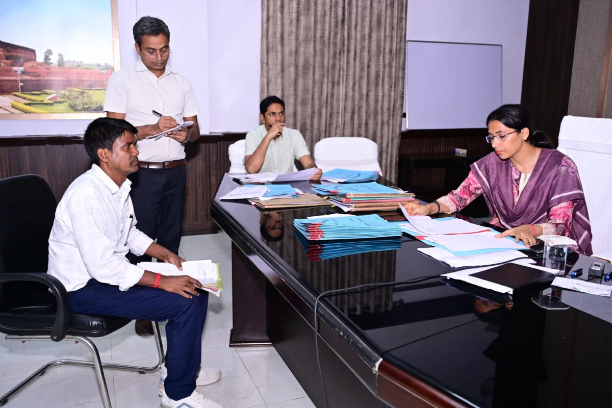 लोक शिकायत की द्वितीय अपील मामलों पर जिला पदाधिकारी ने की सुनवाई, अधिकारियों को समयबद्ध कार्रवाई के निर्देश 1 लोक शिकायत की द्वितीय अपील मामलों पर जिला पदाधिकारी ने की सुनवाई, अधिकारियों को समयबद्ध कार्रवाई के निर्देश