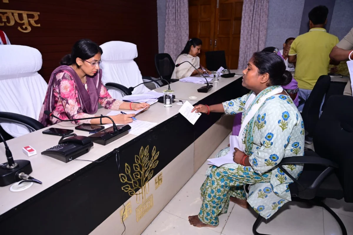 भागलपुर में साप्ताहिक जनता दरबार में जिलाधिकारी ने सुनीं आम लोगों की समस्याएं, अधिकारियों को त्वरित समाधान के निर्देश