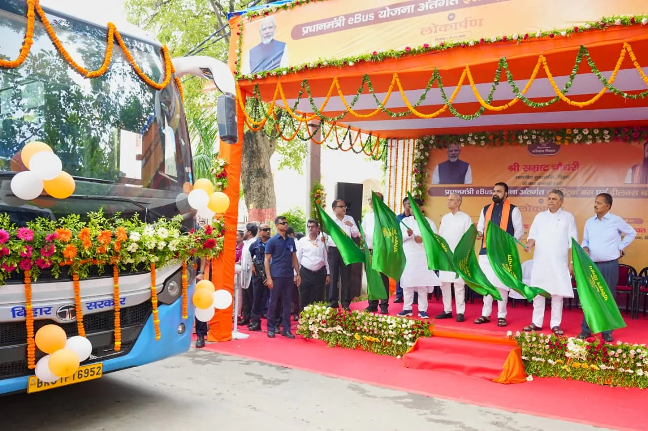 बिहार में आधुनिक सार्वजनिक परिवहन को मिली नई रफ्तार, इलेक्ट्रिक बसों और डीलक्स बसों को दिखाई गई हरी झंडी