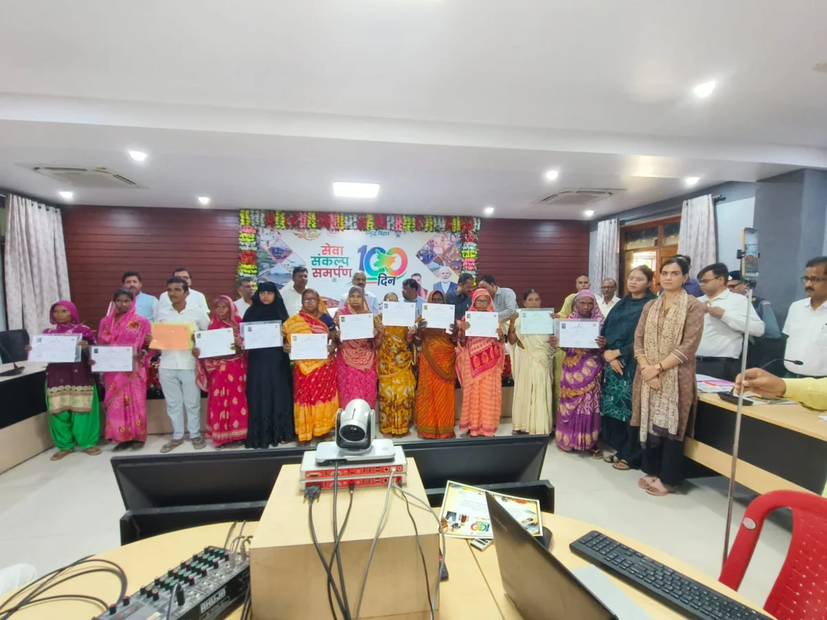 भागलपुर के सभी अंचलों में 195 लाभुकों को बांटे गए बंदोबस्ती पर्चे, भूमि अधिकारों की दी गई जानकारी