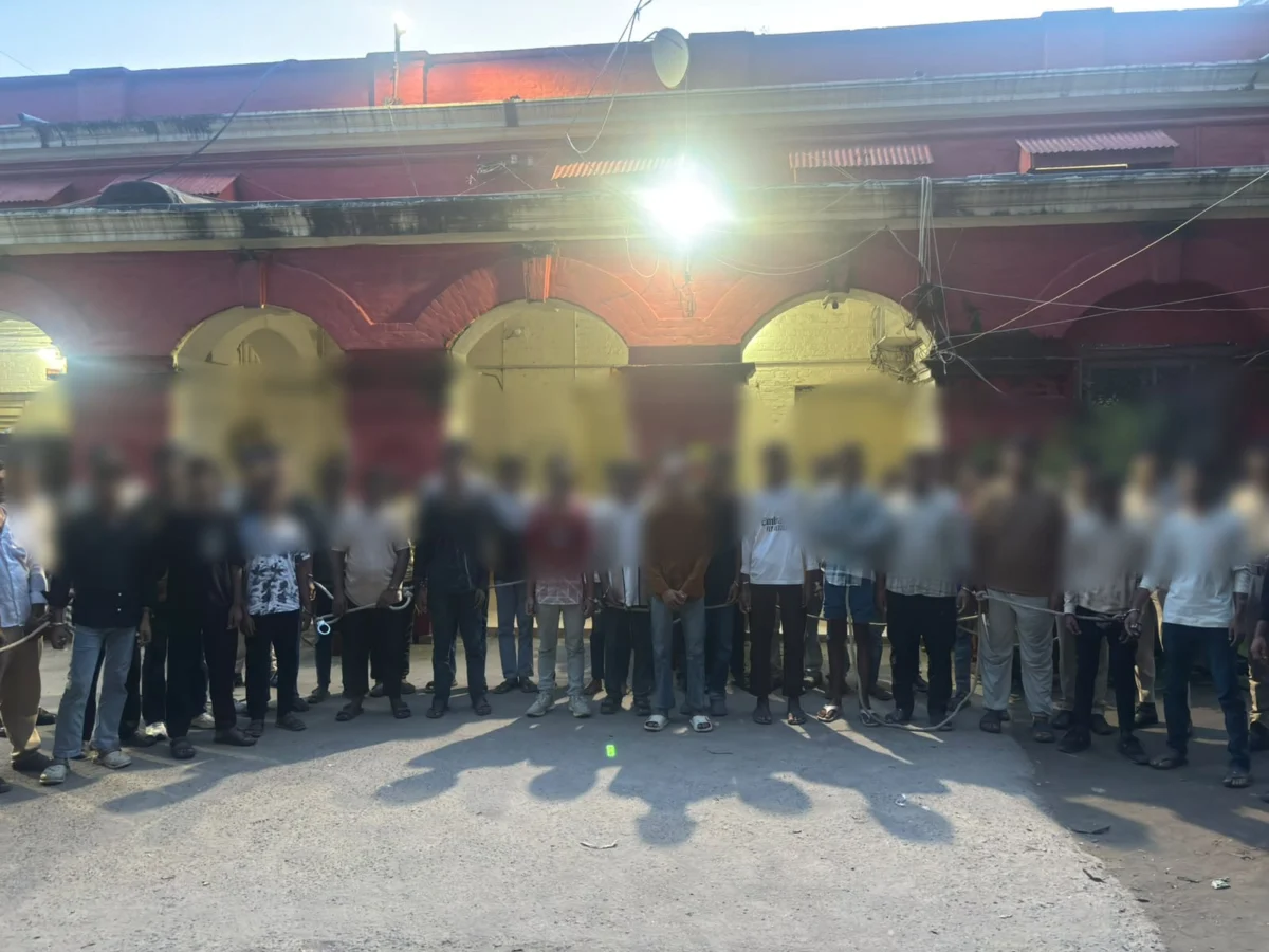 बड़ी खबर: भागलपुर छात्र प्रदर्शन हिंसा पर पुलिस का बड़ा एक्शन, 155 नामजद समेत 500 अज्ञात पर केस, 42 भेजे गए जेल 2 बड़ी खबर: भागलपुर छात्र प्रदर्शन हिंसा पर पुलिस का बड़ा एक्शन, 155 नामजद समेत 500 अज्ञात पर केस, 42 भेजे गए जेल