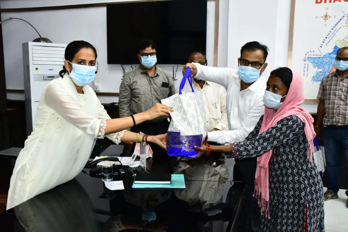 टीबी मुक्त भारत अभियान: भागलपुर में 25 टीबी मरीजों को डीएम ने वितरित किए प्रोटीन युक्त फूड पैकेट