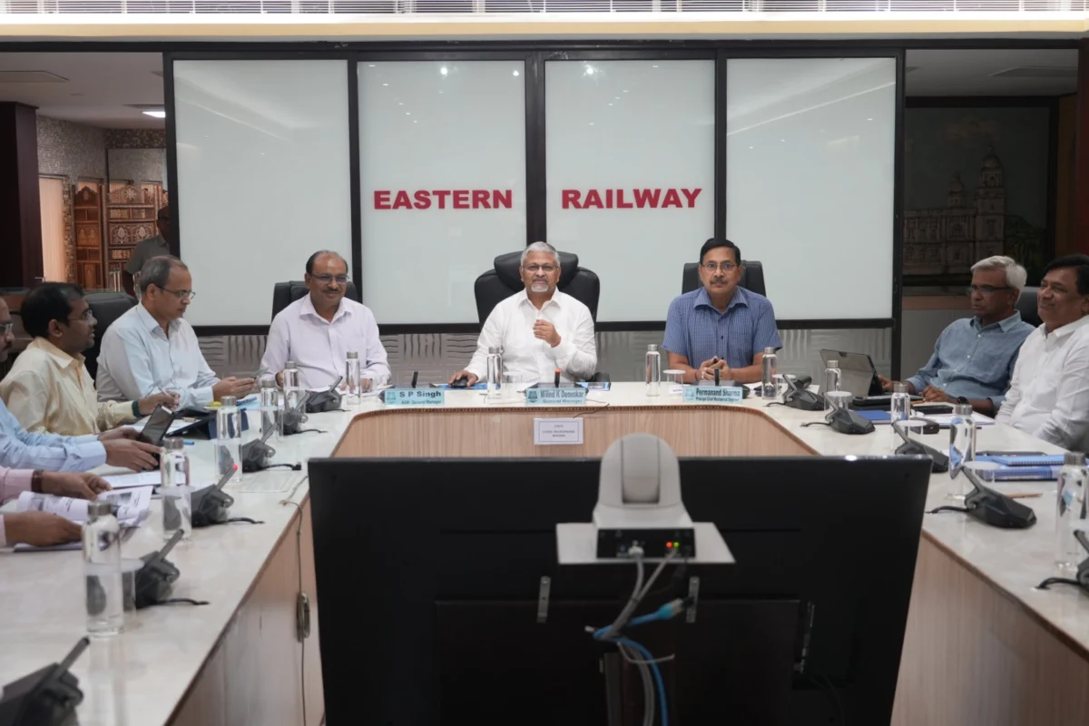 श्रावणी मेला और RRB परीक्षा को लेकर पूर्व रेलवे की बड़ी तैयारी, GM मिलिंद देऊस्कर ने की साप्ताहिक समीक्षा बैठक; यात्रियों की सुविधा और सुरक्षा पर विशेष जोर