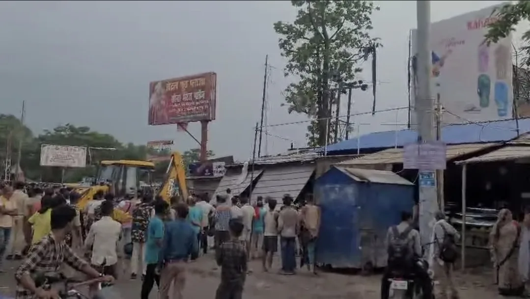 जीरोमाइल में चला अतिक्रमण हटाओ अभियान, जेसीबी से हटाए गए अवैध कब्जे; 22 लोगों को नोटिस 1 जीरोमाइल में चला अतिक्रमण हटाओ अभियान, जेसीबी से हटाए गए अवैध कब्जे; 22 लोगों को नोटिस