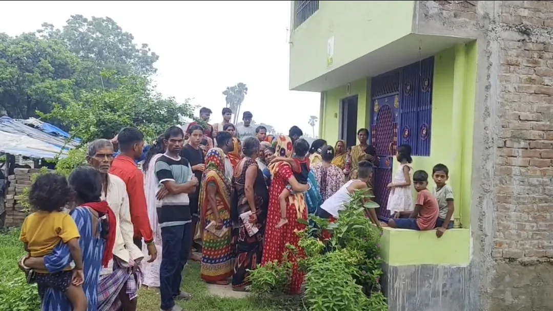 महिला और मासूम बेटी को बंधक बनाकर दिनदहाड़े छह लाख की लूट, विरोध करने पर हथियार से किया हमला