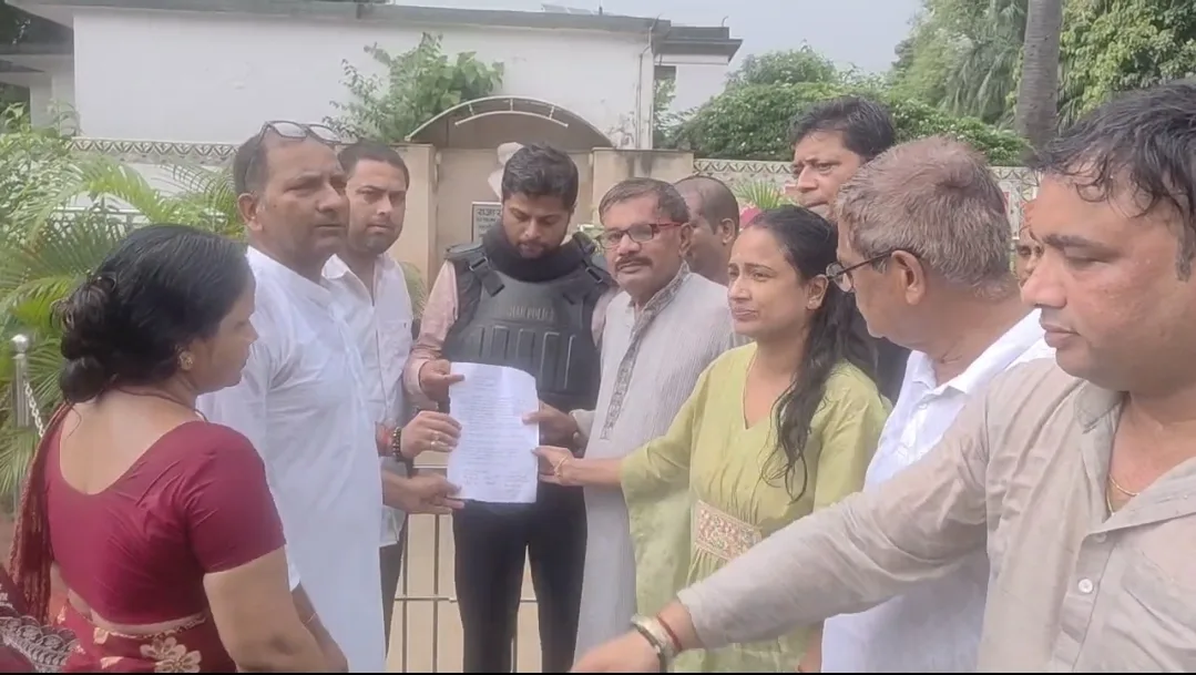 छात्रों पर पुलिस कार्रवाई के विरोध में भागलपुर समाहरणालय गेट पर कांग्रेस का प्रदर्शन, राष्ट्रपति के नाम सौंपा ज्ञापन