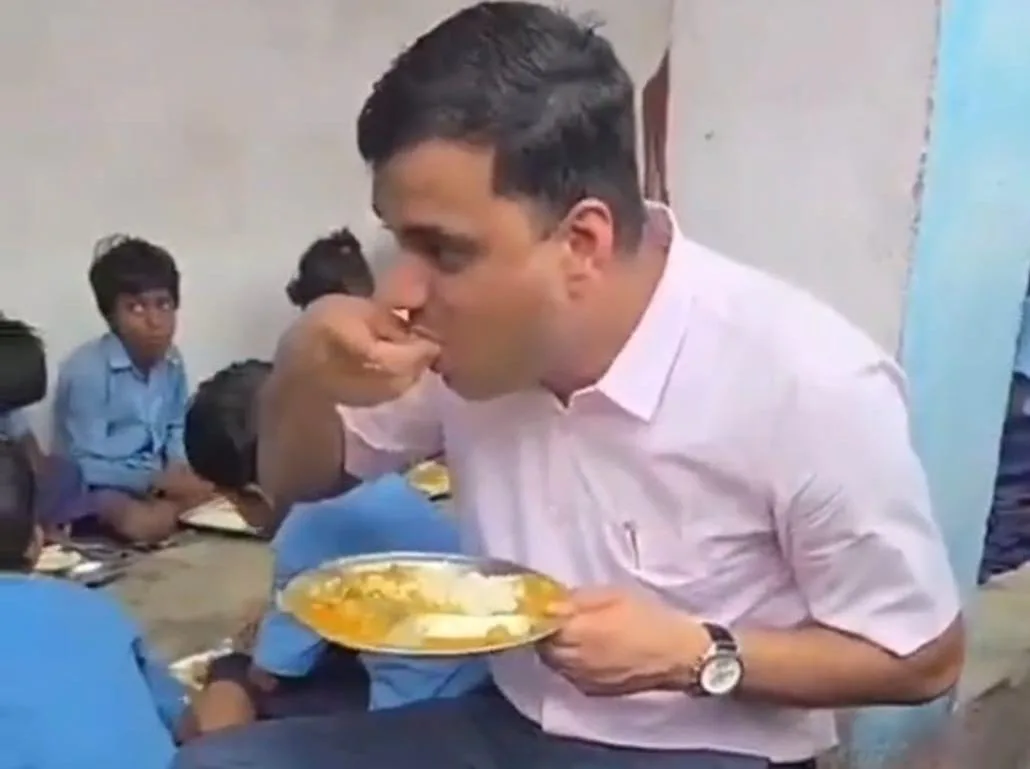 कटिहार के कटाकोष में बच्चों के साथ जमीन पर बैठकर मिड-डे मील खाने लगे डीएम आशुतोष द्विवेदी, सादगी और जमीनी कार्यशैली की चर्चा तेज