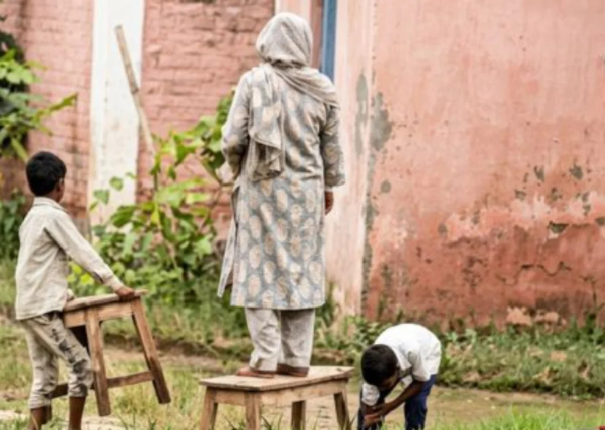 बिहार के इस स्कूल की तस्वीर ने उठाए सवाल, कीचड़ भरे परिसर में बच्चों ने बेंच लगाकर शिक्षिका को दिलाया प्रवेश