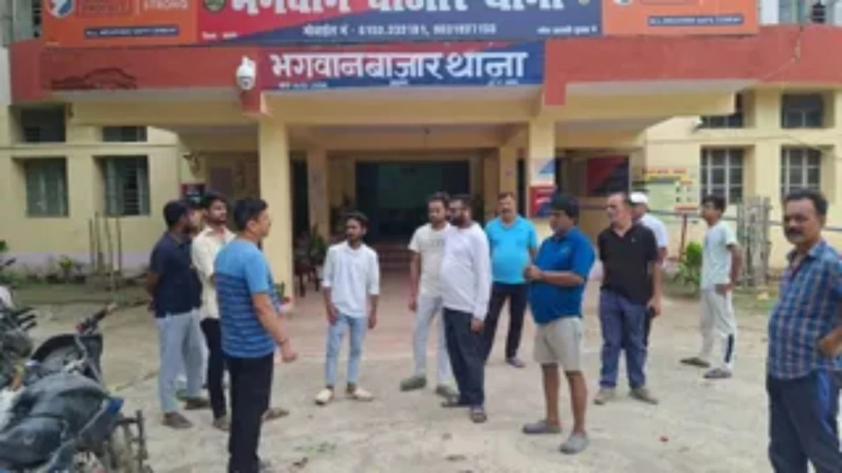 छपरा में 7वीं की छात्रा से अश्लील चैटिंग का आरोप, गणित शिक्षक की लोगों ने पिटाई कर पुलिस को सौंपा