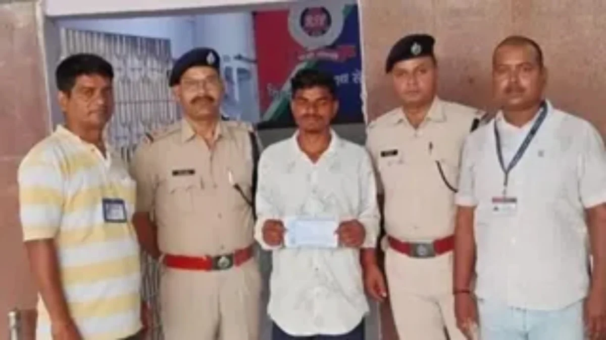 हाजीपुर में ‘ऑपरेशन उपलब्ध’ की बड़ी कार्रवाई, तत्काल टिकटों की कालाबाजारी का भंडाफोड़; एक गिरफ्तार, दो फरार