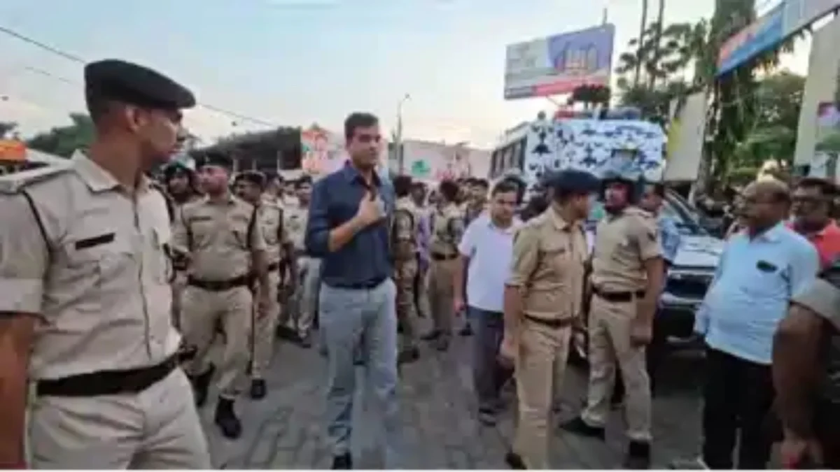 कटिहार समाहरणालय में प्रदर्शन के दौरान पथराव से तनाव, 14 गिरफ्तार; डीएम-एसपी के नेतृत्व में शहर में फ्लैग मार्च