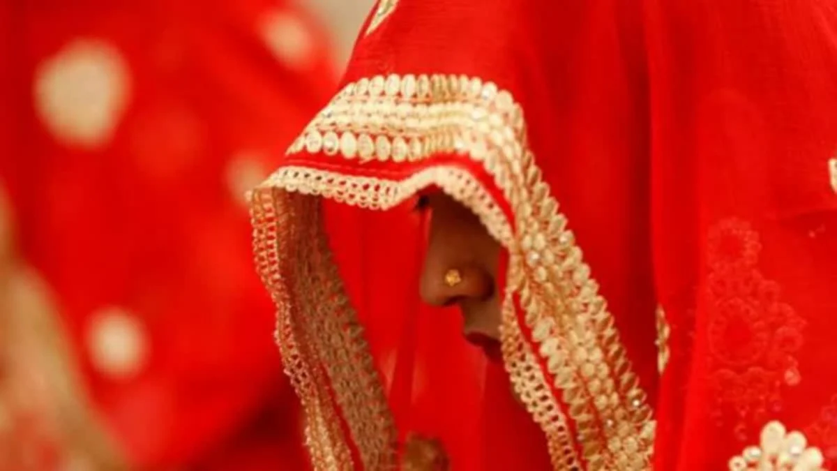 शहनाइयों की गूंज के बीच टूटी खुशियां, बारात आने से पहले प्रेमी संग फरार हुई दुल्हन; नकदी और जेवर लेकर जाने का आरोप