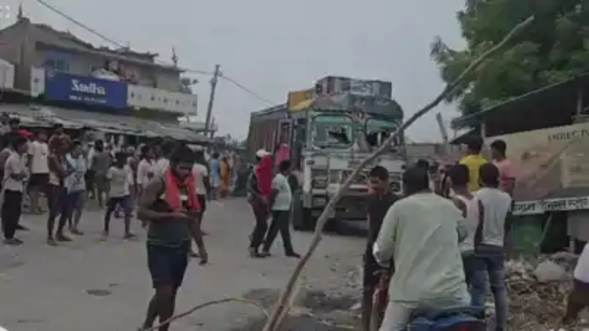 आरा में दर्दनाक सड़क हादसा, नवजात से मिलने जा रहे सास-दामाद की बालू लदे ट्रक से कुचलकर मौत
