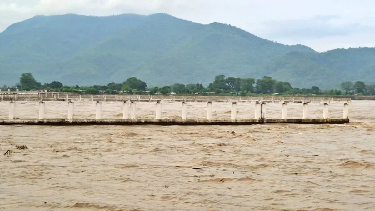 बिहार में भारी बारिश का अलर्ट, कई जिलों में गिरेगा पारा; नेपाल में बारिश से बढ़ा बाढ़ का खतरा