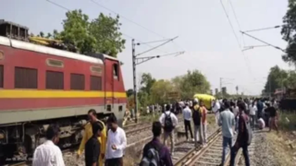 पटना-गया रेलखंड पर हाईटेंशन तार काटकर चोरी, तीन घंटे बाधित रहा रेल परिचालन, कई ट्रेनें प्रभावित 1 पटना-गया रेलखंड पर हाईटेंशन तार काटकर चोरी, तीन घंटे बाधित रहा रेल परिचालन, कई ट्रेनें प्रभावित